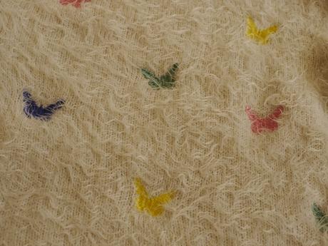 Chlupaty svetrik bily s motylky ve. 122/128, h&m,122