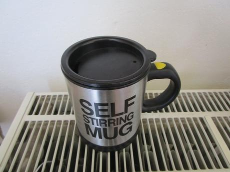 Pěkný, jako nový, samomíchací hrnek, s víčkem,