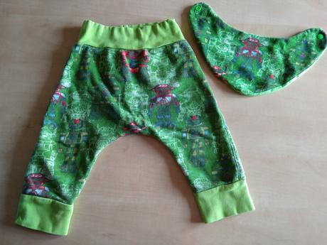 Turky, tepláčky s roboty vel. 80 s šátkem, 80