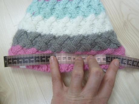 Pruhovaná čepice s bambulkou, 98