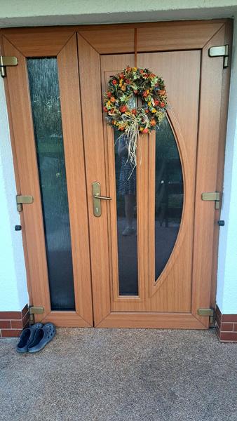 Jak efektivně připevnit věnec na dveře?