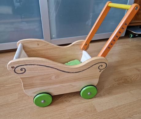 Dřevěný vozíček pro panenku, 