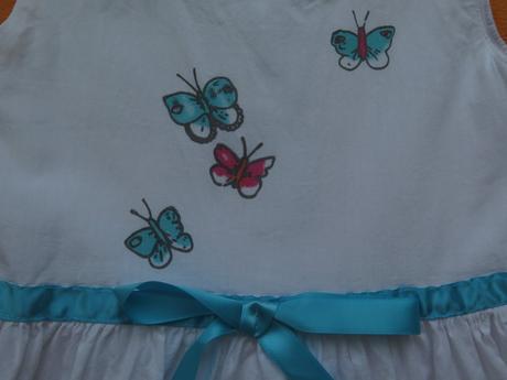 Šaty s modrou stuhou, 98