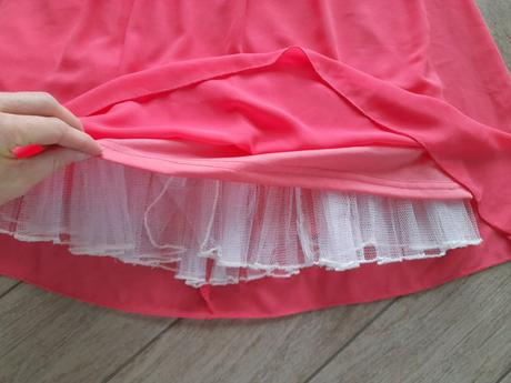 Neonově růžové šaty, s