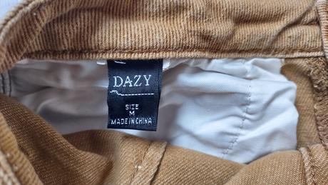 Kraťasy pískové barvy, s