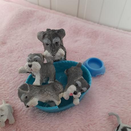 Tři sady zvířátek tvrdý plast kočky a psi,