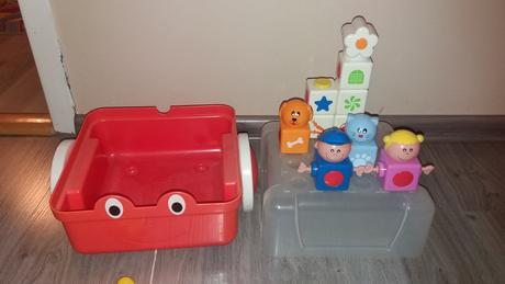 Vozik s magnetickymi kostkami chicco,