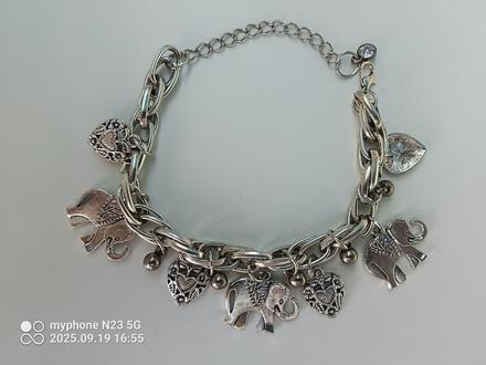 Náramek s přívěsky silný,