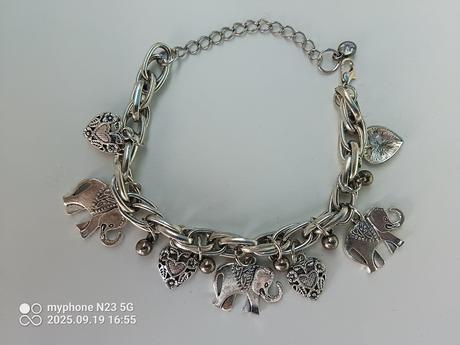 Náramek s přívěsky silný,