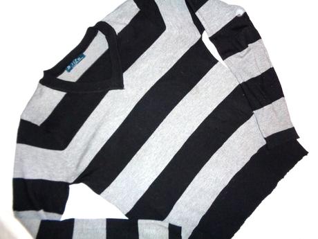 Krásný šedočerný pruhovaný uni svetr, l