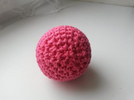 Háčkovaný míček 6,5 cm,