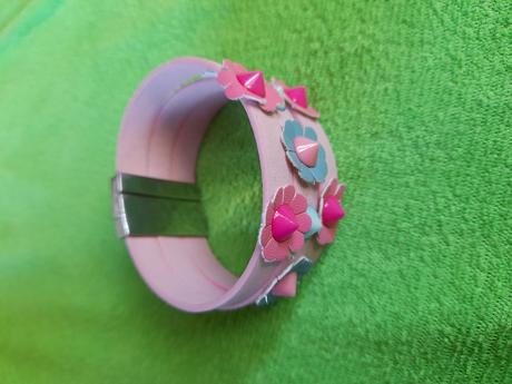 Náramek růžový s květinami na ruku, 