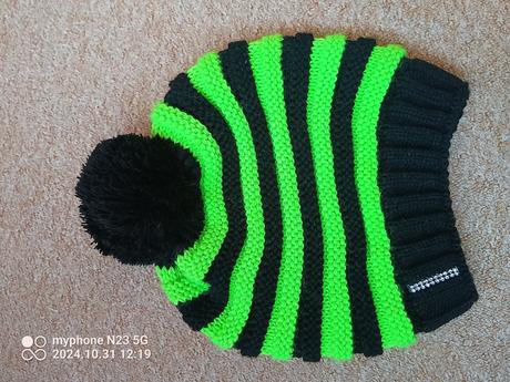 Čepice černo - neonová,