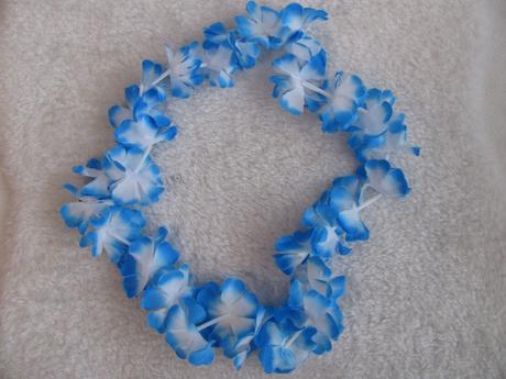 Karneval-modrobílý havajský věnec pro tanečnici,