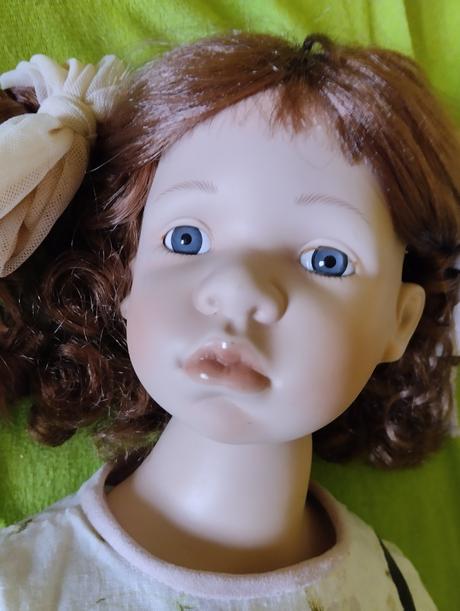 Značená mohutná porcelánová panenka,