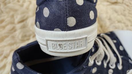 Puntíkované tenisky, 35