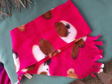 Dětská růžová šála flísová s pejsky, 110