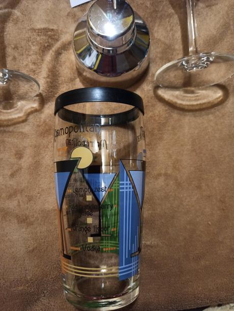 Shaker a dvě sklenice na drink,