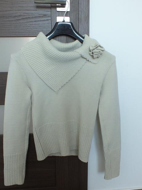 Krémový/béžový svetr s aplikací na límci, s