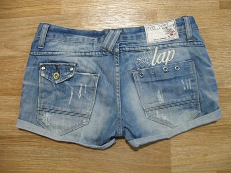 Džínové kraťasy, 36