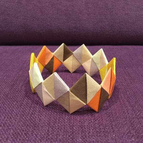 Náramek z papíru různé barvy,