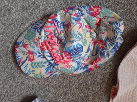 3x klobouk a kšiltovka i jednotlivě, 