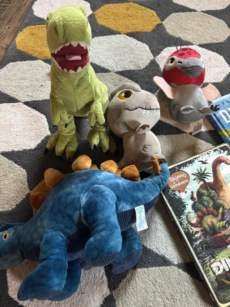 Set dinosaurů a knihy,