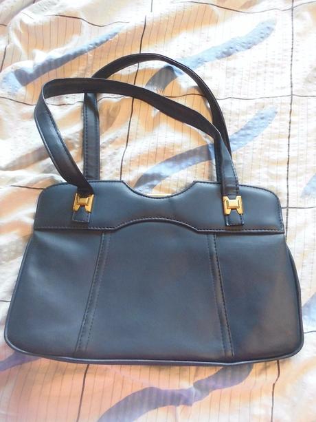 Modrá kabelka do ruky, 