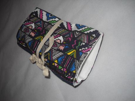 Penál látkový na 37 tužek i štětce třeba, 