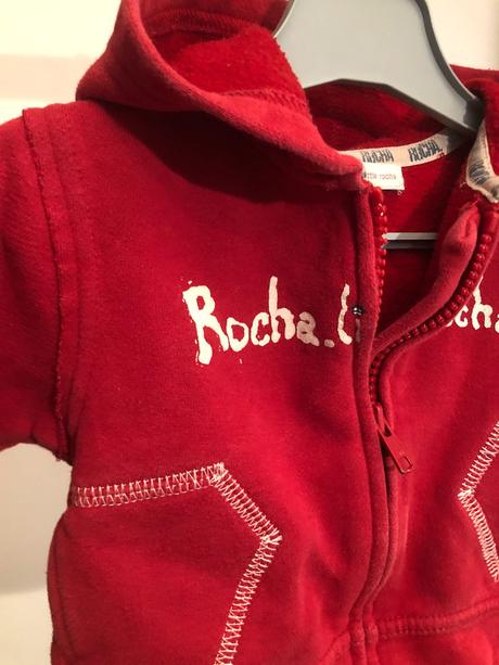 Červená mikina s kapucí, 62