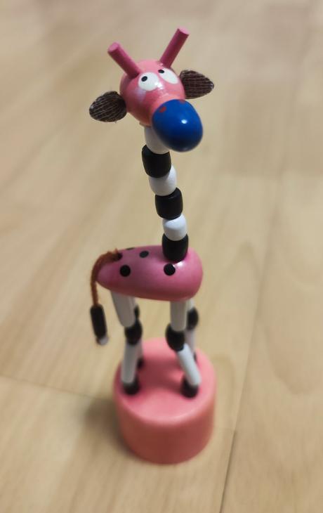 Dřevěná pohybující se žirafa, 