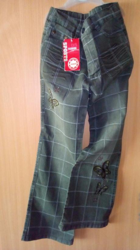 Kalhoty s výšivkami motýlů, 134