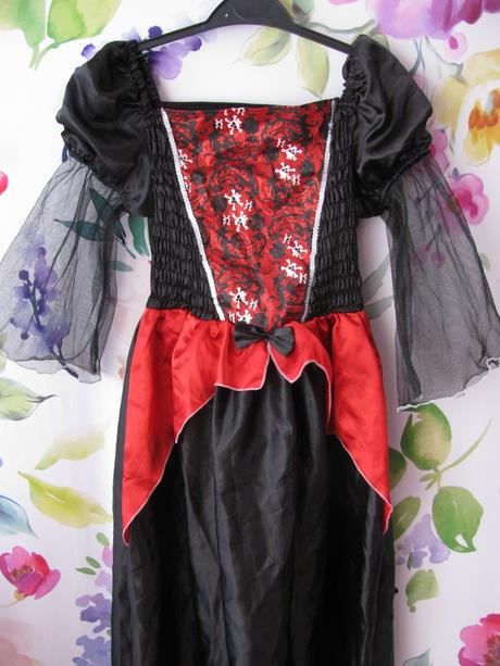 Krásné kostýmové šaty čarodějka,