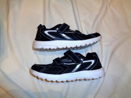 Černé sportovní boty s bílou podrážkou, 41