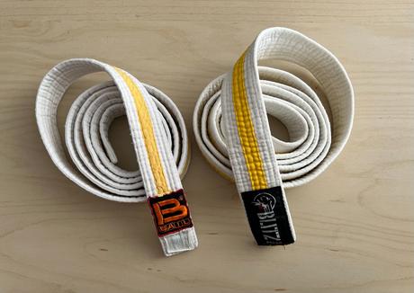 Žlutobílý pásek judo bail a blitz, 