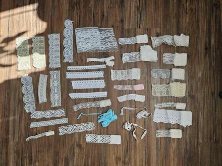 Galanterie krajky stuhy tkaničky, 