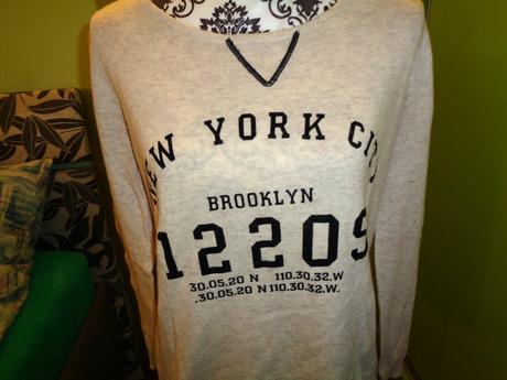 Béžový svetr s černou aplikací, m