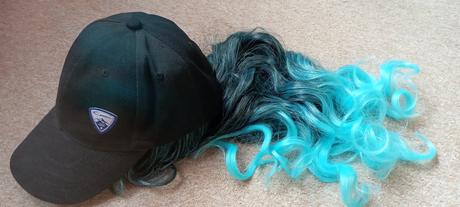 Kšiltovka s vlasy, 