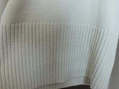 Krémový/béžový svetr s aplikací na límci, s