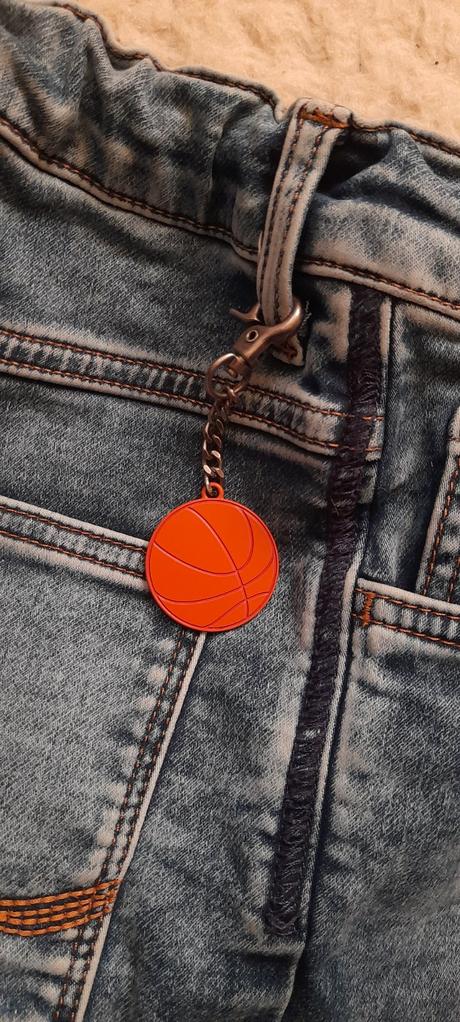Přívěsek na klíče basketbalový míč,