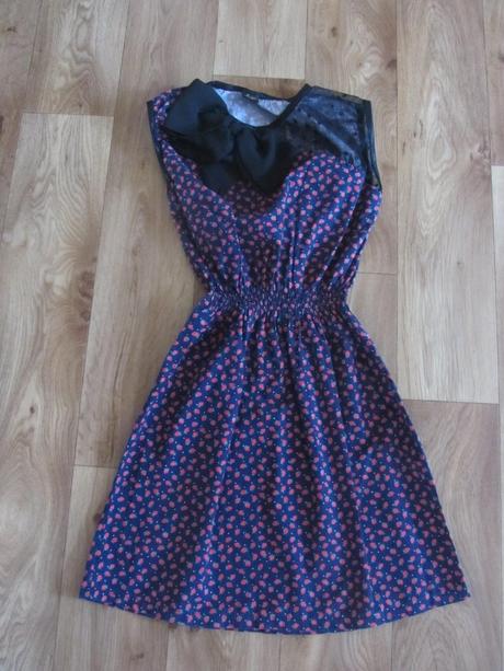 Šaty s jahůdkami, 128