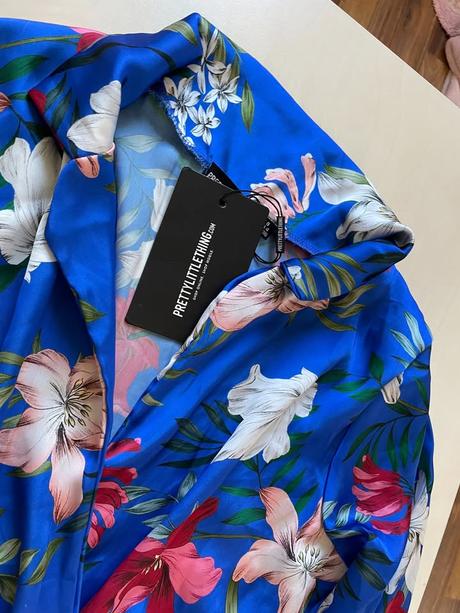 Nové satén body s květy, vel s, prettylittlething, s