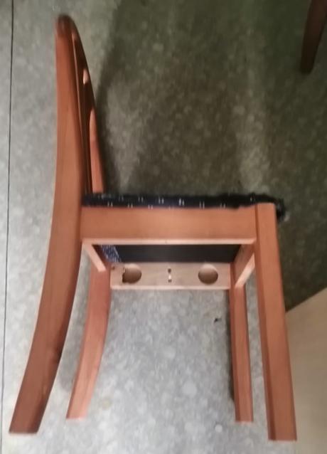 Dřevěný jídelní stůl + 4 židle, 