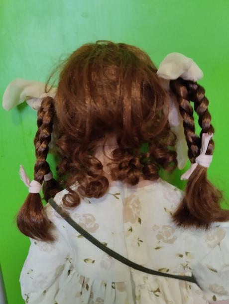 Značená mohutná porcelánová panenka,