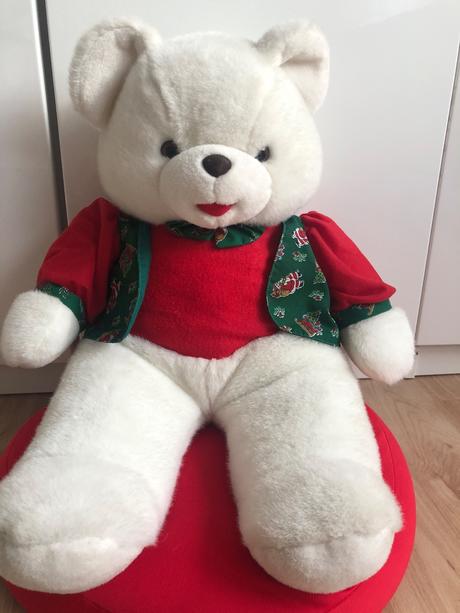 Bily medvěd s vánoční vesničkou,