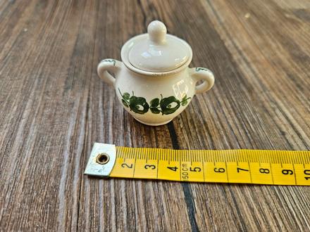 Miniatura dóza dózička bílá poklička,