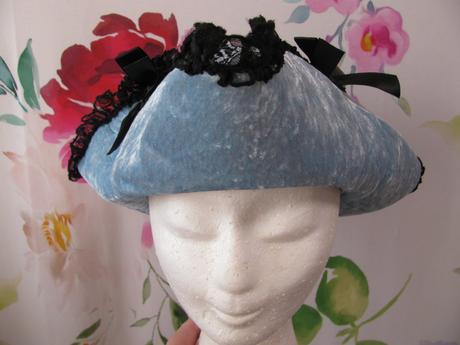 Karnevalový kostým- krásný modrý barokní klobouk,