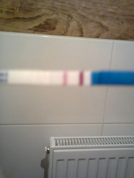 V krvi hCG nula, test z moči pozitívny a silnie