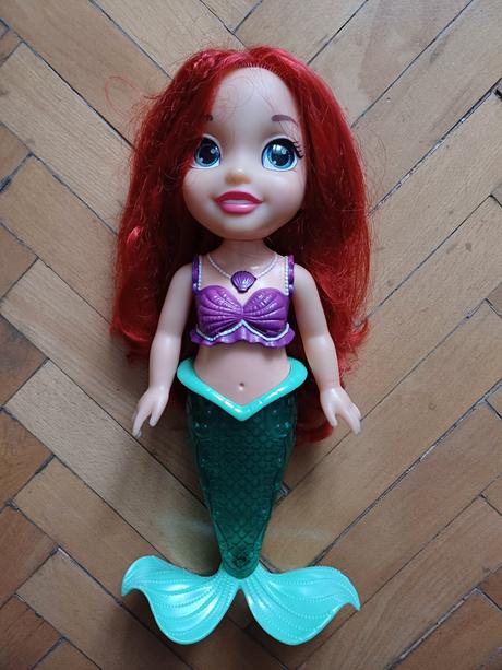 Interaktivní panenka ariel,