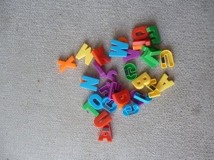 Sada plastových magnetgických písmenek,